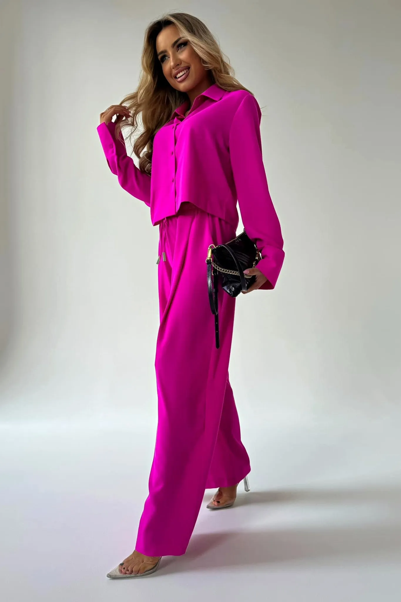 Completo casual fucsia composta da camicia corta e pantaloni larghi con coulisse