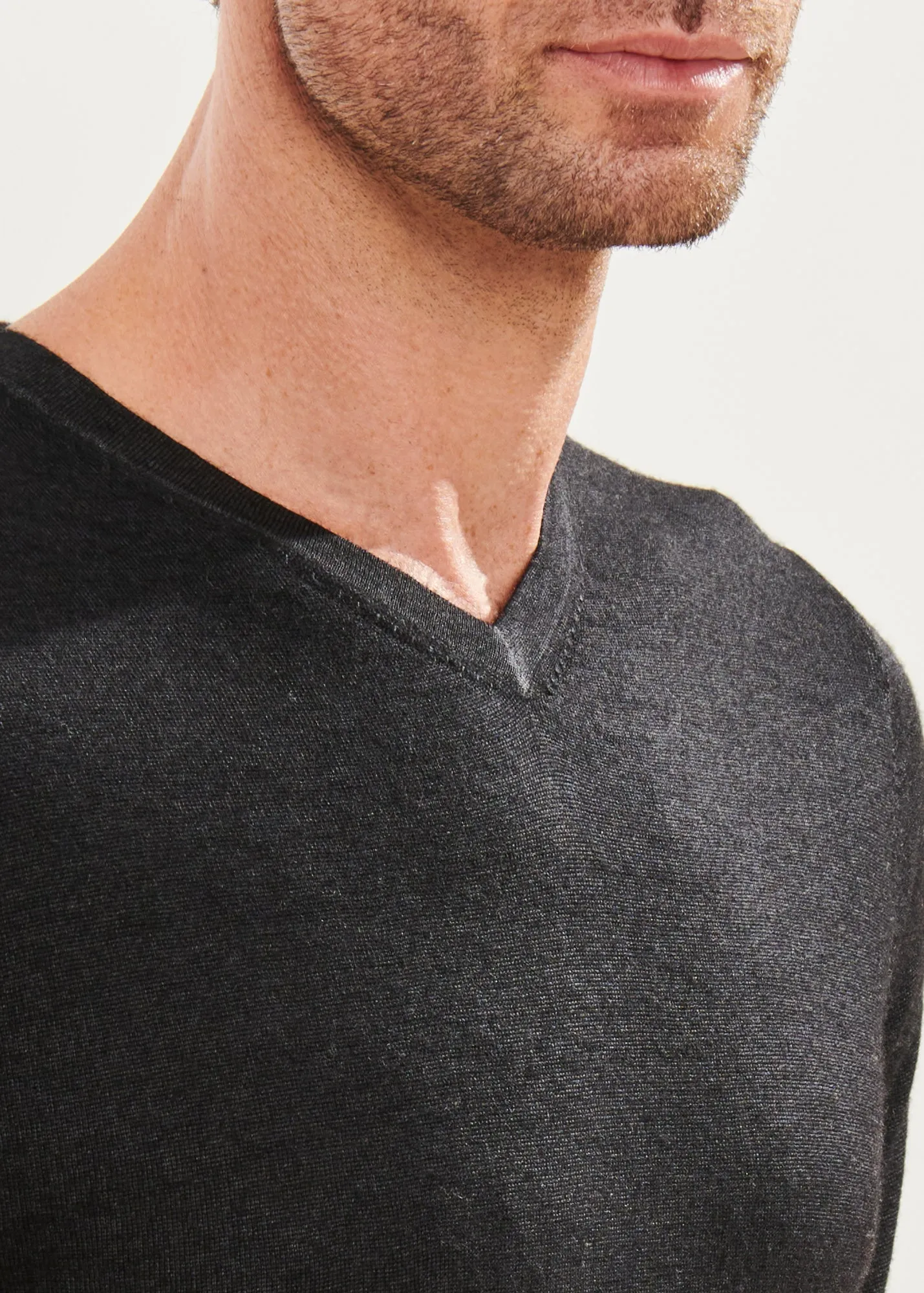 EXTRA-FINE MERINO VINTAGE WASH V-NECK